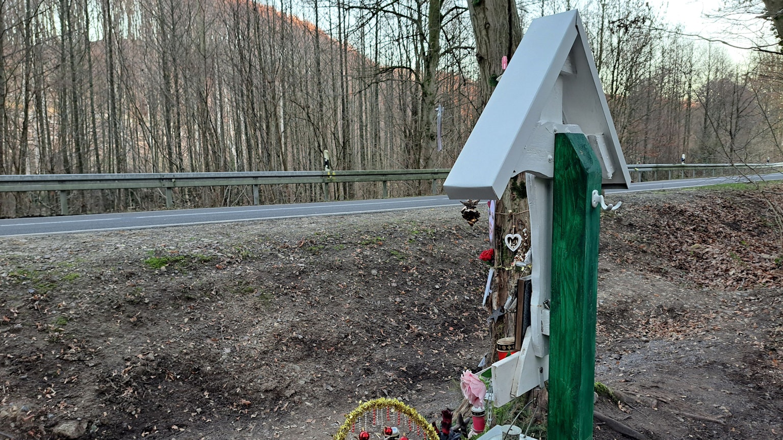 Ein Kreuz für vier tödlich verunglückte Teenager steht an der Dürschtalstraße bei Kürten-Dürscheid.