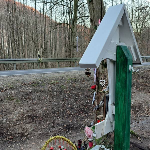 Ein Kreuz für vier tödlich verunglückte Teenager steht an der Dürschtalstraße bei Kürten-Dürscheid.