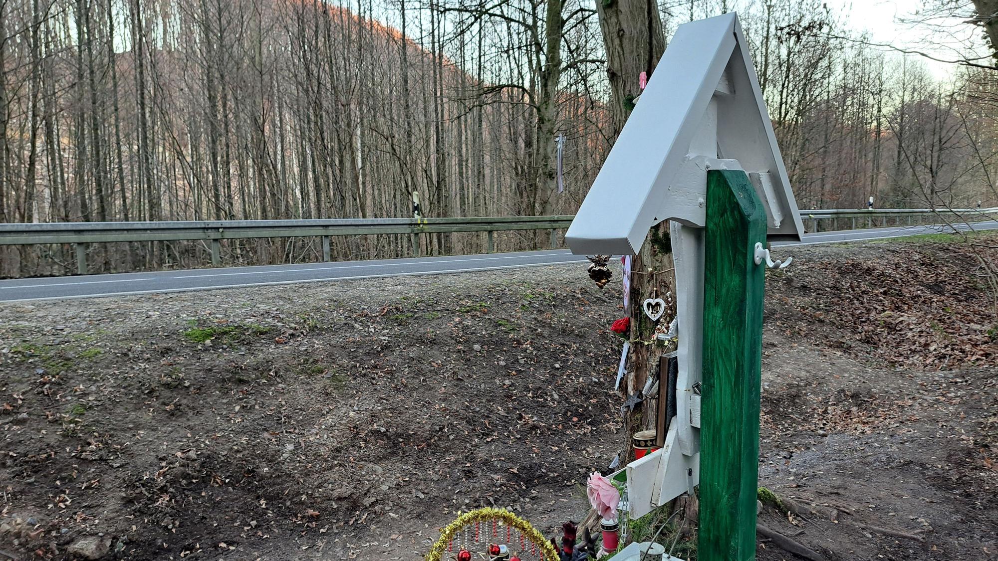 Ein Kreuz für vier tödlich verunglückte Teenager steht an der Dürschtalstraße bei Kürten-Dürscheid.