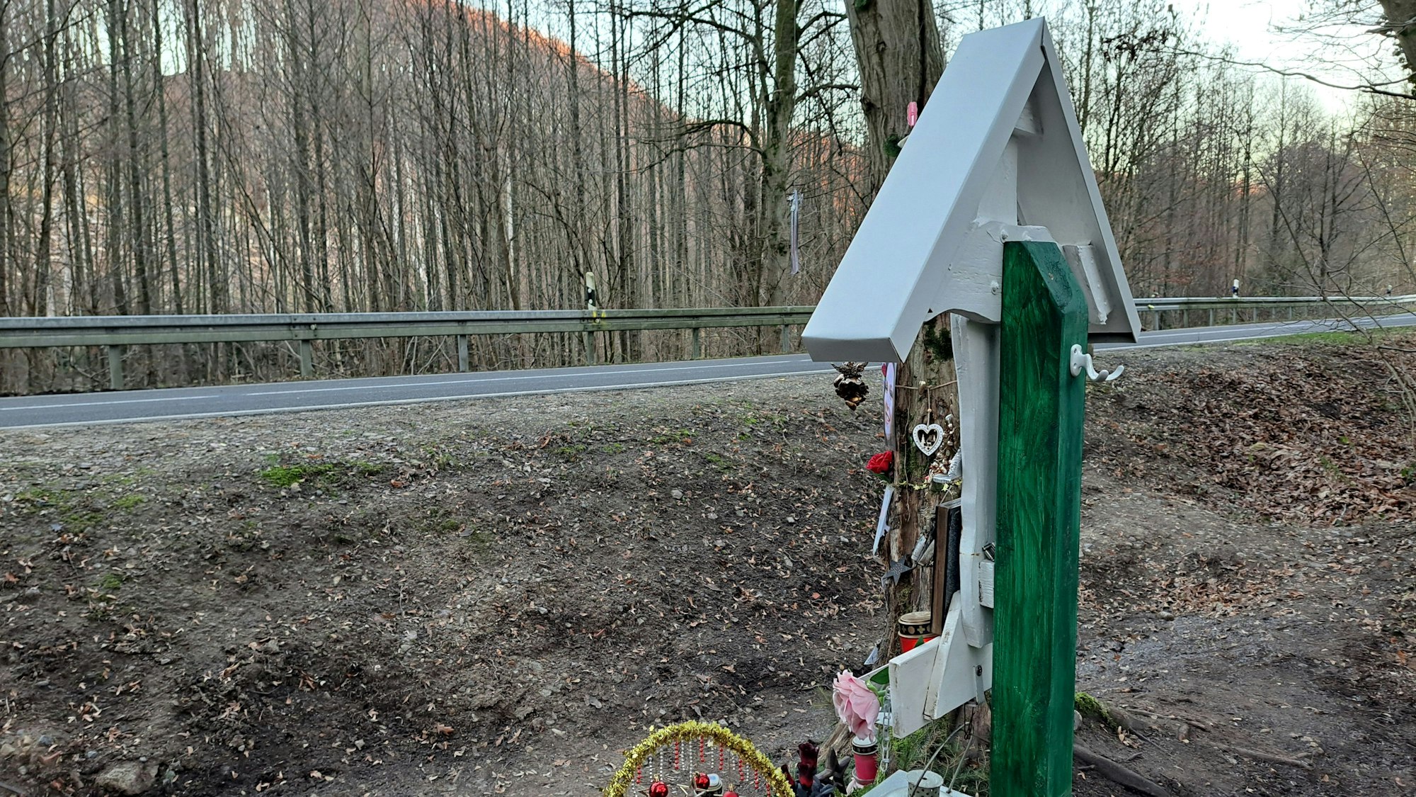 Ein Kreuz für vier tödlich verunglückte Teenager steht an der Dürschtalstraße bei Kürten-Dürscheid.