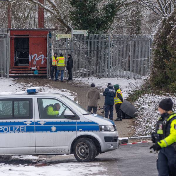 Berlin: Einsatzkräfte der Polizei stehen an der Brandstelle einer Kabelbrücke vor dem Kraftwerk Lichterfelde am Teltowkanal (Archivbild vom 3. Januar 2026).