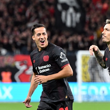 ARCHIV - 12.09.2025, Nordrhein-Westfalen, Leverkusen: Fußball: Bundesliga, Bayer Leverkusen - Eintracht Frankfurt, 3. Spieltag, BayArena, Álex Grimaldo (Bayer Leverkusen, r) und Lucas Vázquez (Bayer Leverkusen) jubeln über den Treffer zum 1:0. WICHTIGER HINWEIS: Gemäß den Vorgaben der DFL Deutsche Fußball Liga bzw. des DFB Deutscher Fußball-Bund ist es untersagt, in dem Stadion und/oder vom Spiel angefertigte Fotoaufnahmen in Form von Sequenzbildern und/oder videoähnlichen Fotostrecken zu verwerten bzw. verwerten zu lassen. (zu dpa: «Endspiel mit spanischem Antrieb: Bayer kämpft um Playoffs») Foto: Federico Gambarini/dpa +++ dpa-Bildfunk +++