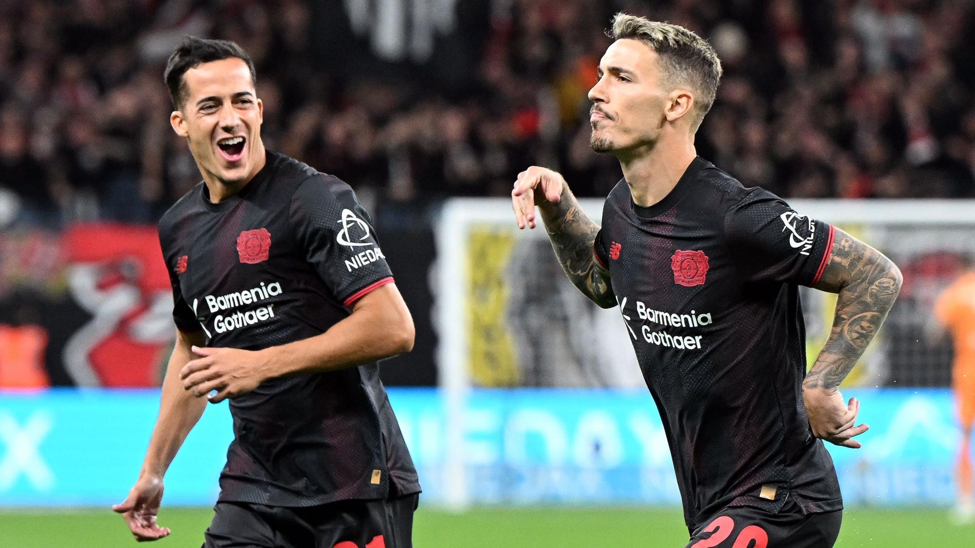 ARCHIV - 12.09.2025, Nordrhein-Westfalen, Leverkusen: Fußball: Bundesliga, Bayer Leverkusen - Eintracht Frankfurt, 3. Spieltag, BayArena, Álex Grimaldo (Bayer Leverkusen, r) und Lucas Vázquez (Bayer Leverkusen) jubeln über den Treffer zum 1:0. WICHTIGER HINWEIS: Gemäß den Vorgaben der DFL Deutsche Fußball Liga bzw. des DFB Deutscher Fußball-Bund ist es untersagt, in dem Stadion und/oder vom Spiel angefertigte Fotoaufnahmen in Form von Sequenzbildern und/oder videoähnlichen Fotostrecken zu verwerten bzw. verwerten zu lassen. (zu dpa: «Endspiel mit spanischem Antrieb: Bayer kämpft um Playoffs») Foto: Federico Gambarini/dpa +++ dpa-Bildfunk +++