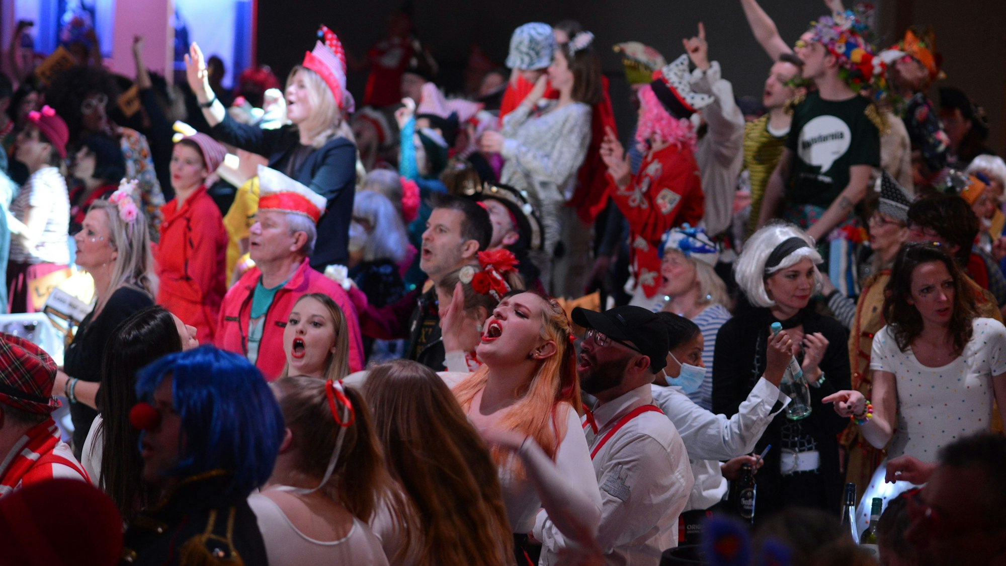 Verkleidete Menschen singen bei Loss mer singe Sitzung im Theater am Tanzbrunnen