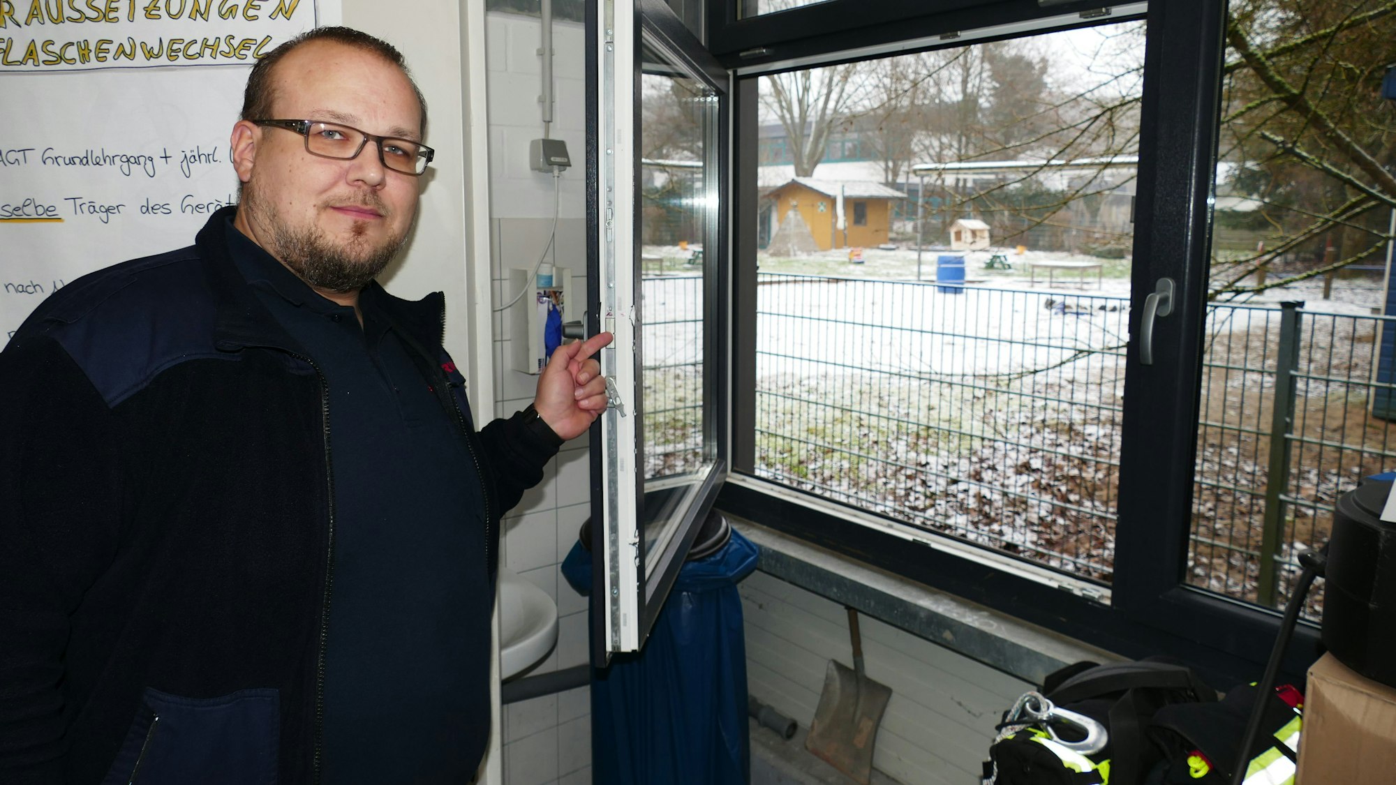 Durch dieses rückwärtige Fenster stiegen die Einbrecher ins Feuerwehrhaus ein, zeigt Sven Ziaja, stellvertretender Leiter der Feuerwehr.