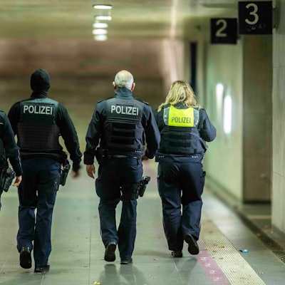 Das Bild zeigt fünft Polizeibeamte, die durch die Unterführung am Euskirchener Bahnhof patroullieren.