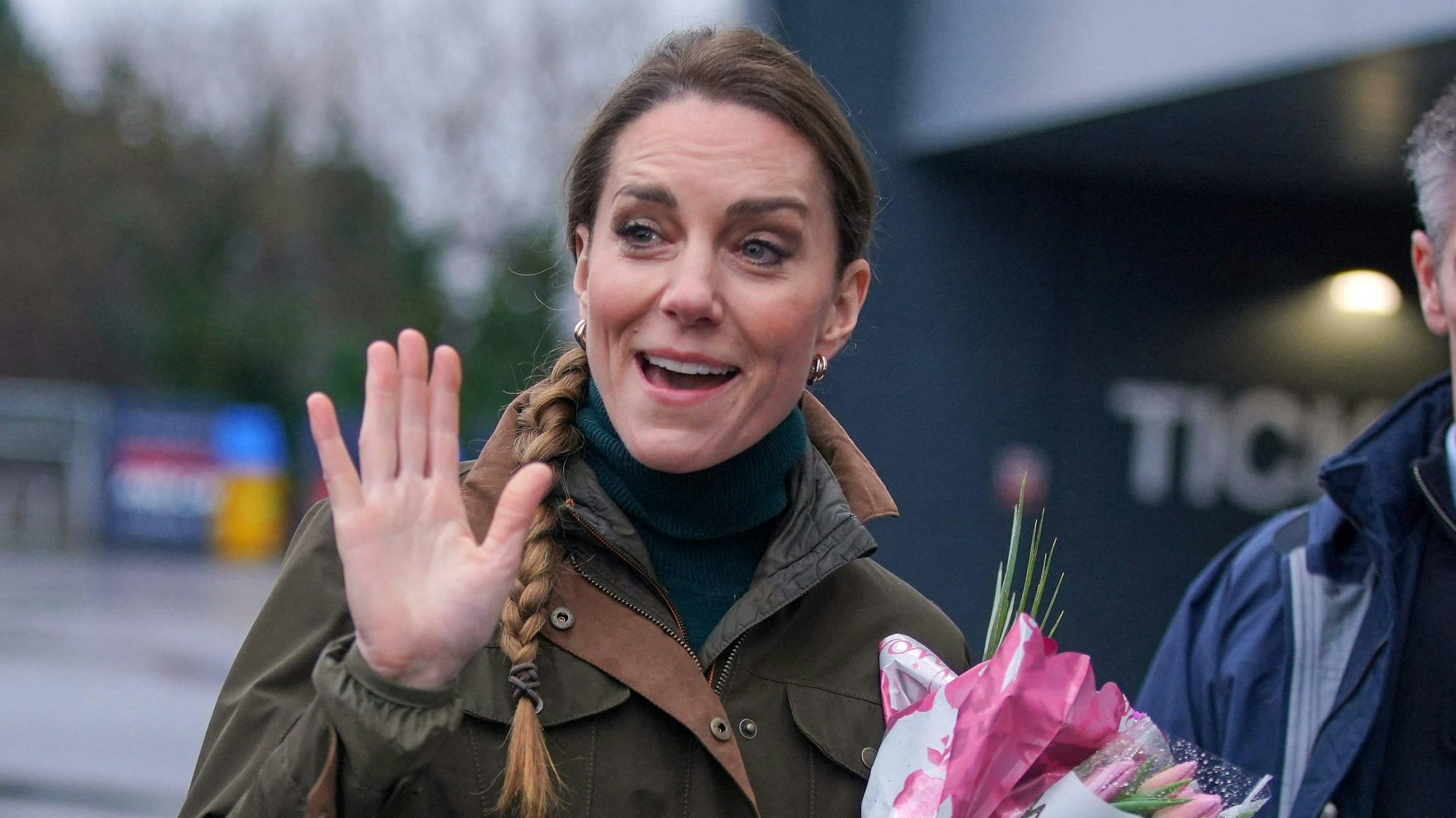 Prinzessin Kate zeigte sich mit geflochtenen Zopf beim Verlassen des Wakefield Trinity Rugby League Club in Nordengland.