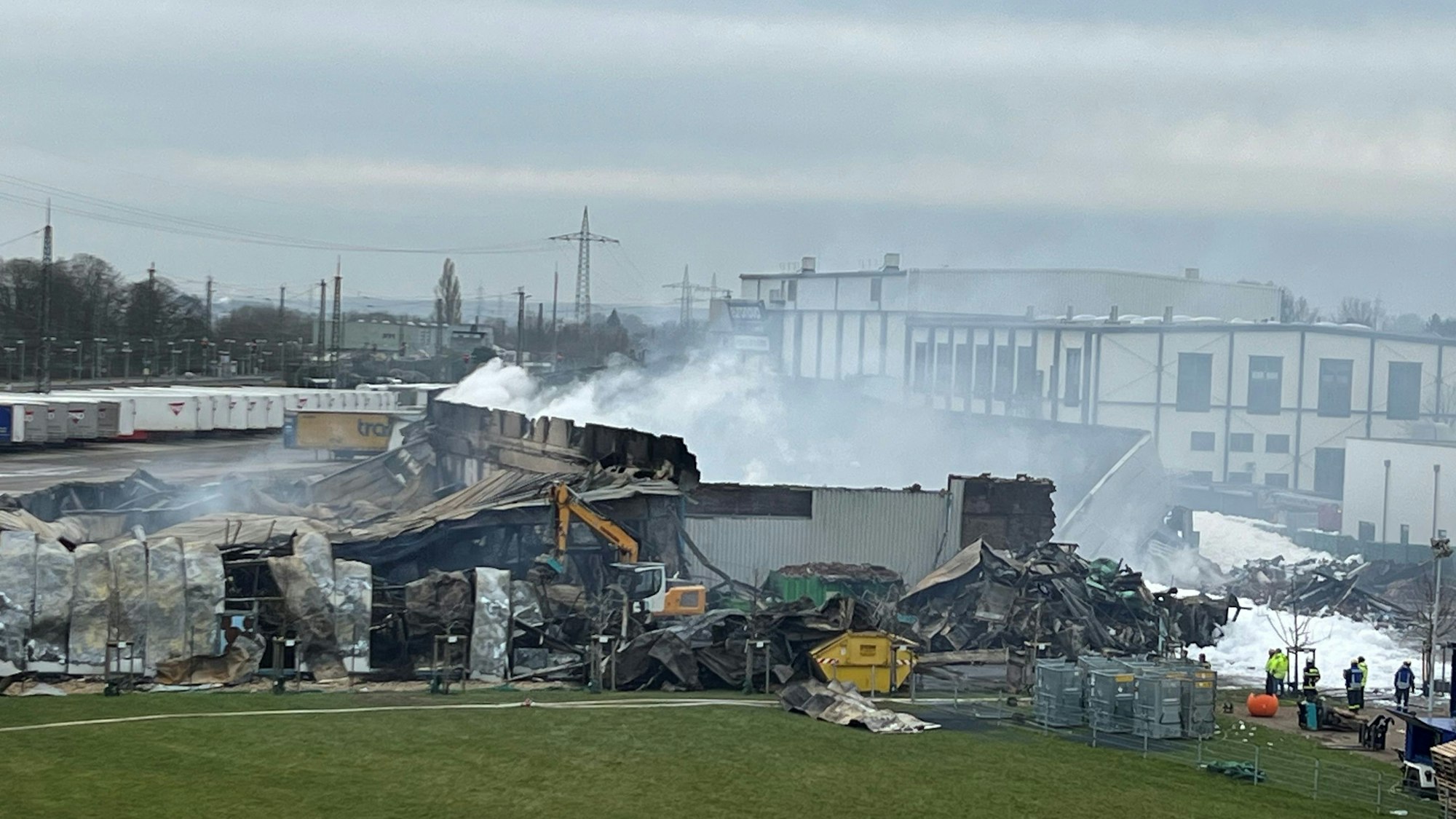 Das Bild zeigt zwei abgebrannte Lagerhallen.