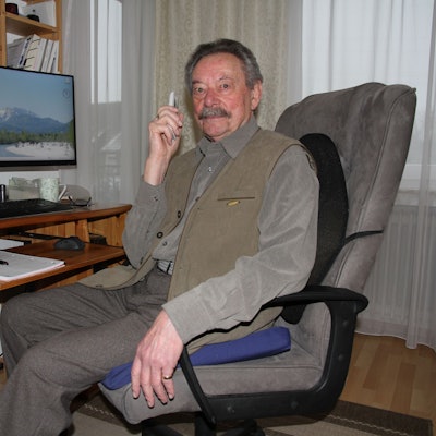 Raimund Bleninger konnte zuhause keinen Vertrag für einen Glasfaseranschluss abschließen, da er älter als 85 Jahre ist