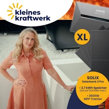 Kleines Kraftwerk Balkonkraftwerk mit Anker Solix Solarbank 3 Pro und Solar-Panelen vor einem glühenden Sonnenball, daneben Barbara Schöneberger auf einer Dachterrasse mit Balkonkraftwerk.