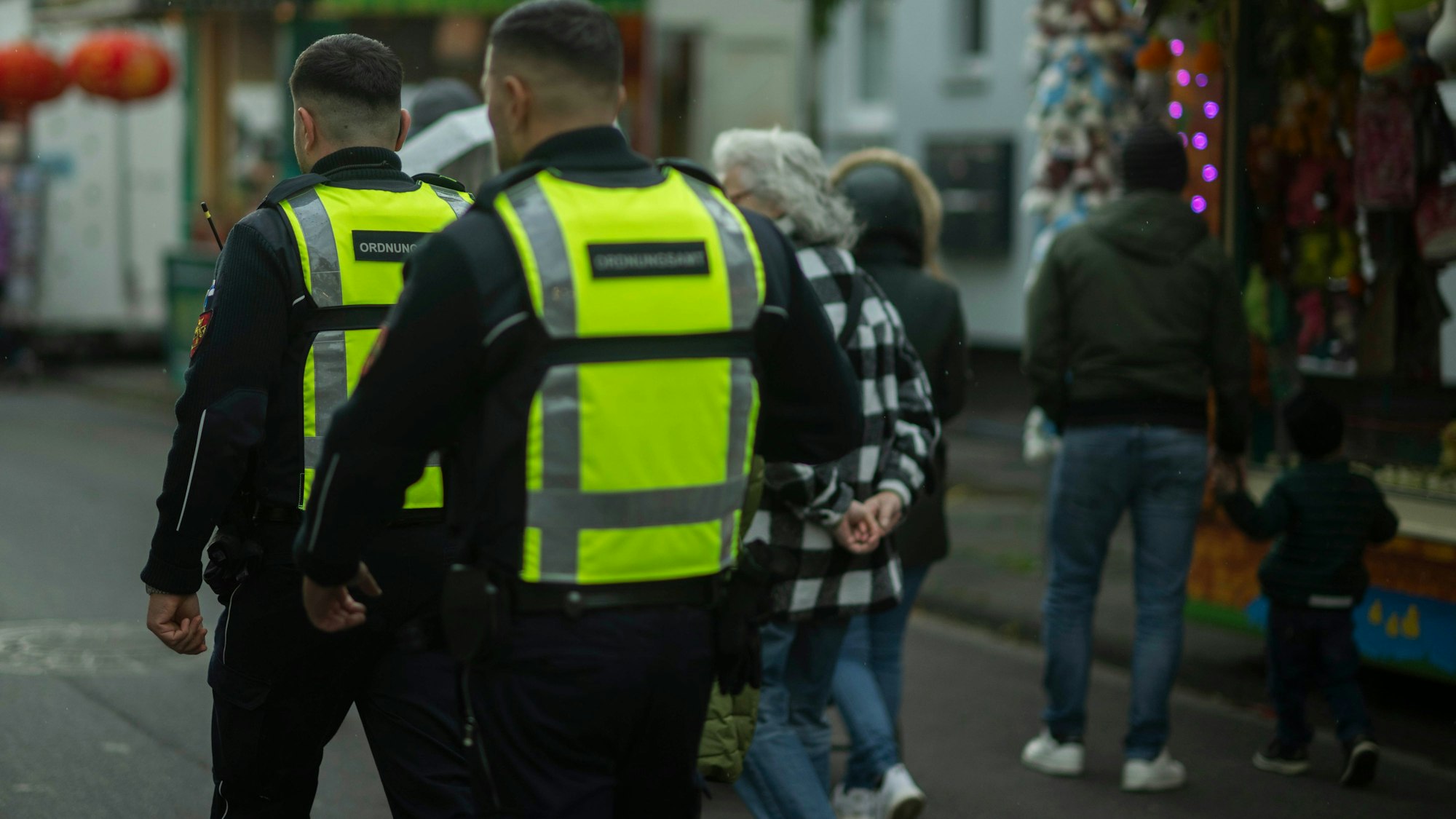 Das Bild zeigt zwei Vollzugsbeamte der Stadt Euskirchen, die durch die Innenstadt patroullieren.
