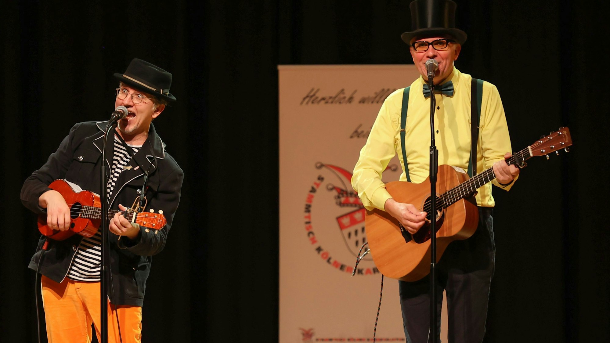 Das Duo „Zwei Hillije“, Bernd und Wolfgang Löhr, auf der Bühne