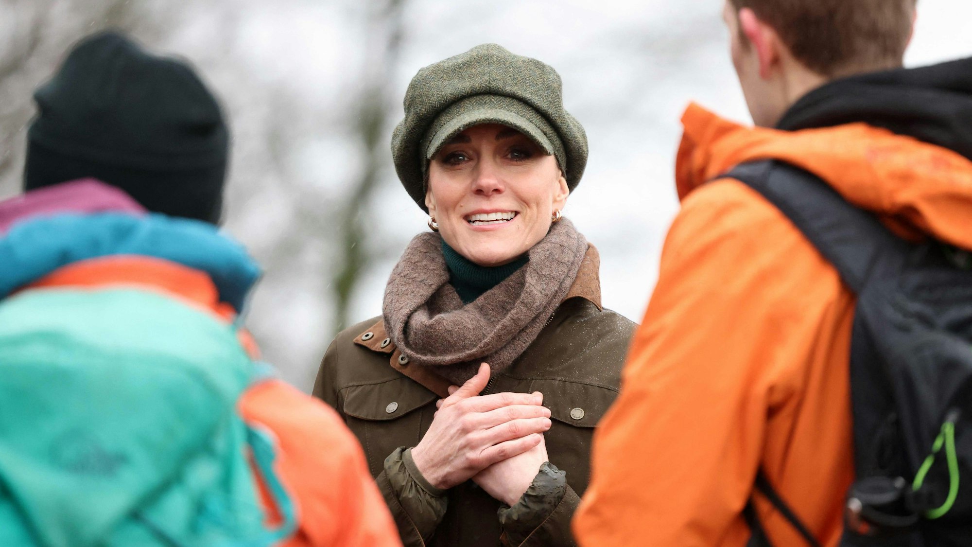 Prinzessin Kate unterhält sich.