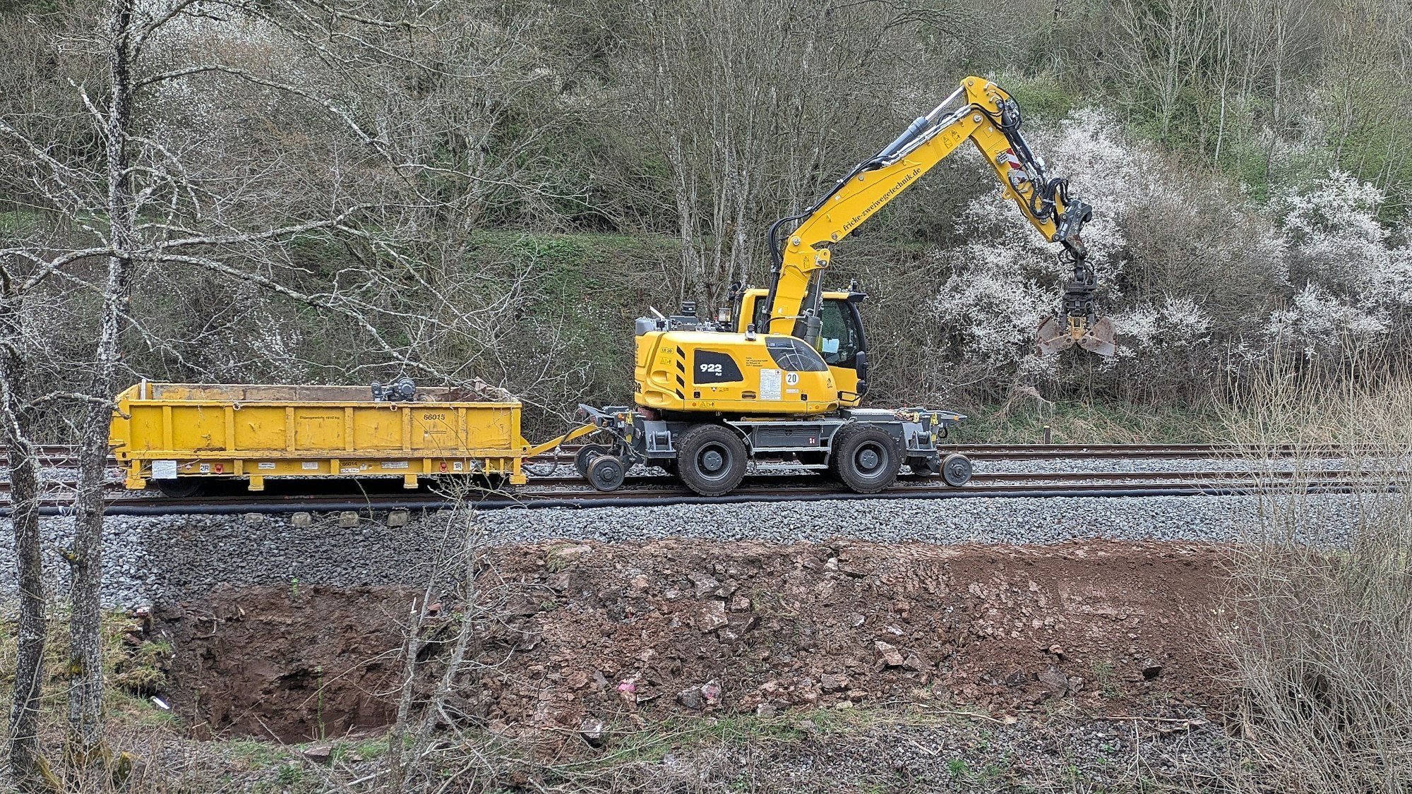 Ein Bauzug mit Bagger zieht einen Wagen (Archivbild).