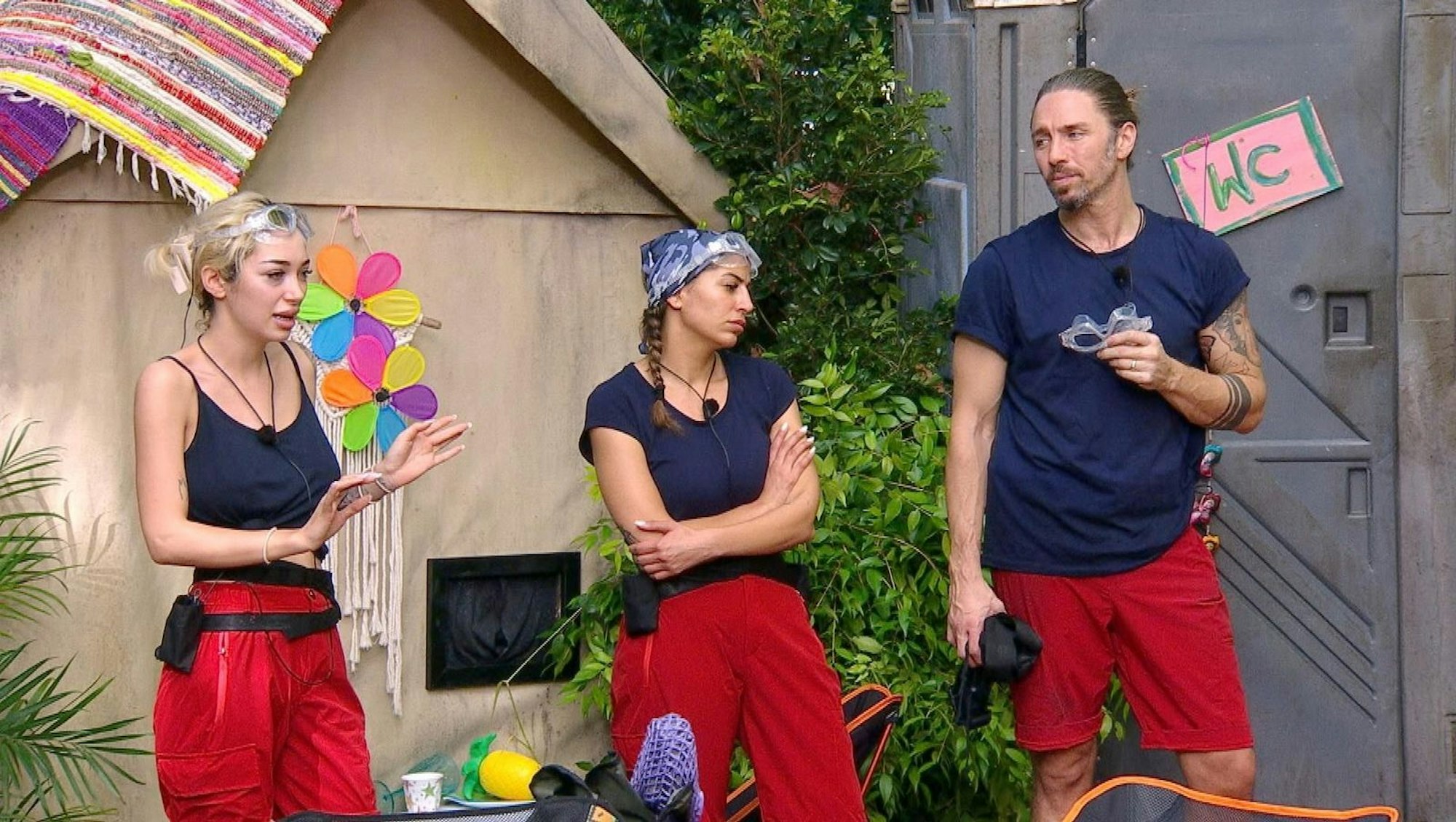 „Mit Menschen, die nicht ansatzweise meine moralischen Werte vertreten, auf 'ein Team' machen, das geht nicht“, sagt Ariel und verweigert die Prüfung. Null Sterne, null Essen. (Bild: RTL)