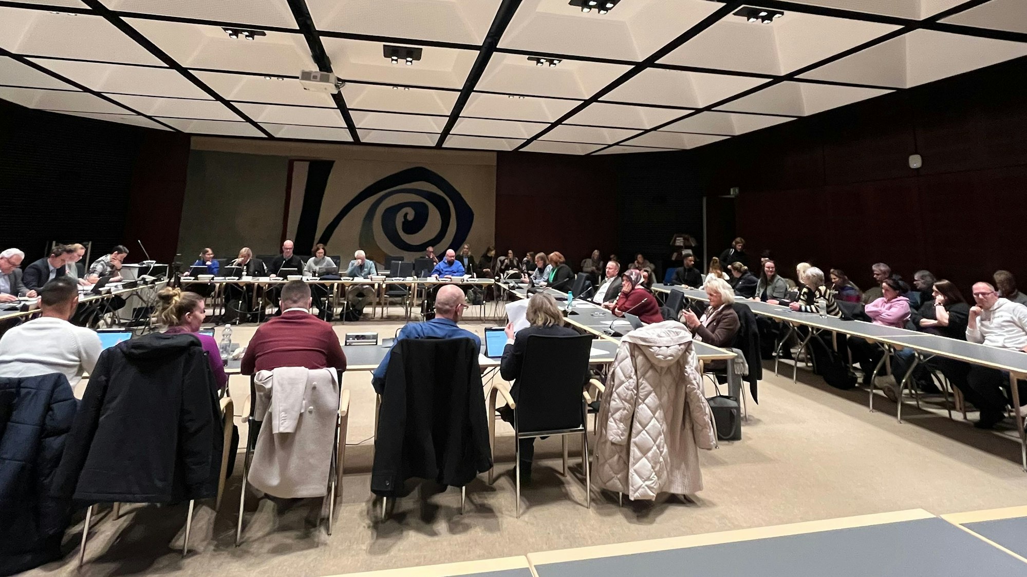 Ungewöhnlich viele Zuschauer kamen in den Sitzungssaal des Bildungsausschusses in der Goethestraße.
