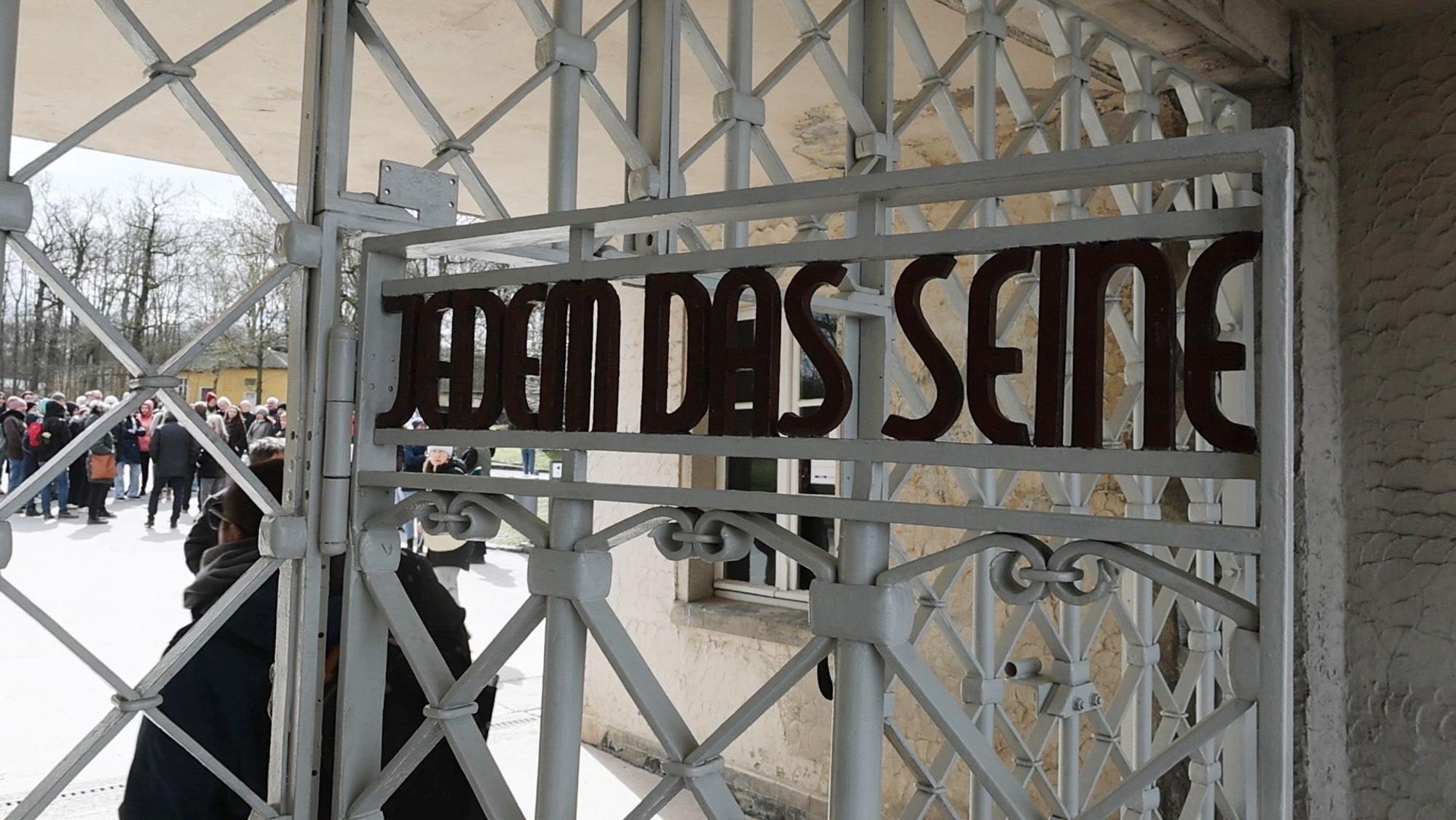 „Jedem das Seine“ steht am Eingangstor des ehemaligen Konzentrationslagers Buchenwald, aufgenommen bei der Kranzniederlegung zum 80. Jahrestag der Befreiung des Konzentrationslagers Buchenwald und Mittelbau-Dora. (Archivbild)