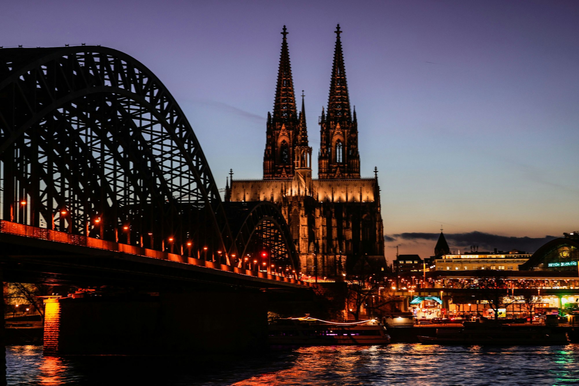 Das Bild zeigt den Dom und die Hohenzollernbrücke am Abend.Foto: Oliver Berg/dpa