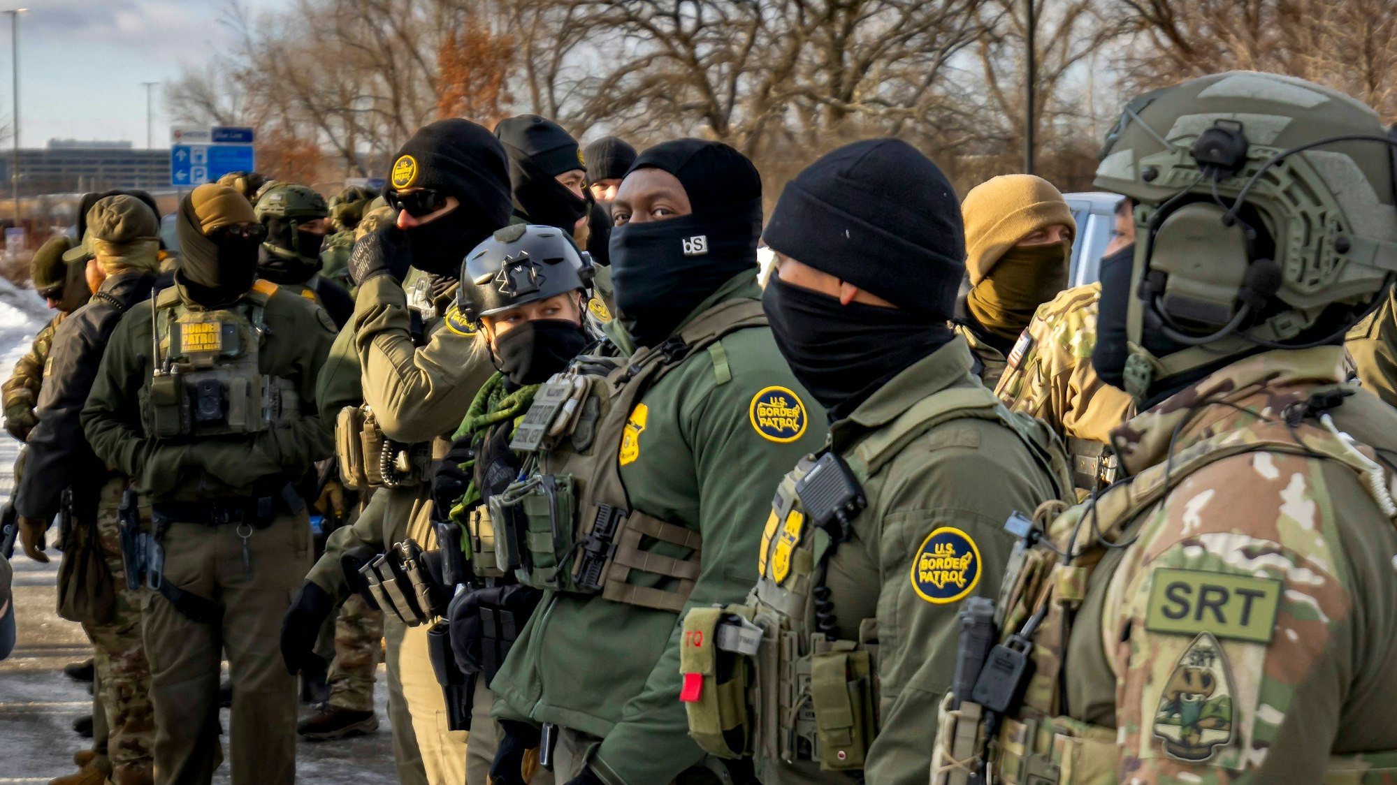 US-Beamte stehen aufgereiht in Minneapolis.