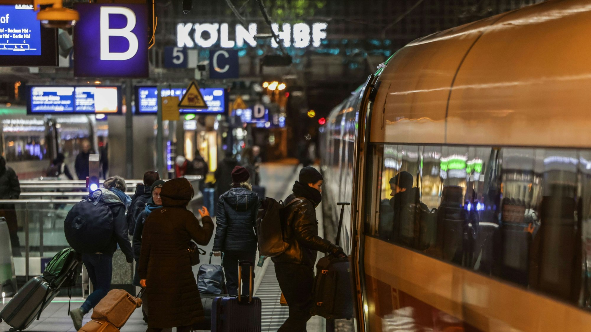 Reisende steigen am Kölner Hauptbahnhof in einen ICE der Deutschen Bahn. (Symbolbild)