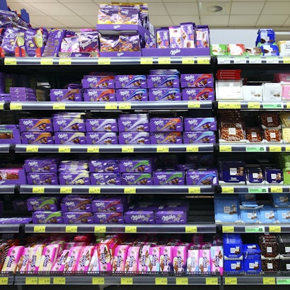 Süßwarenregal mit Schokotafeln verschiedener Marken