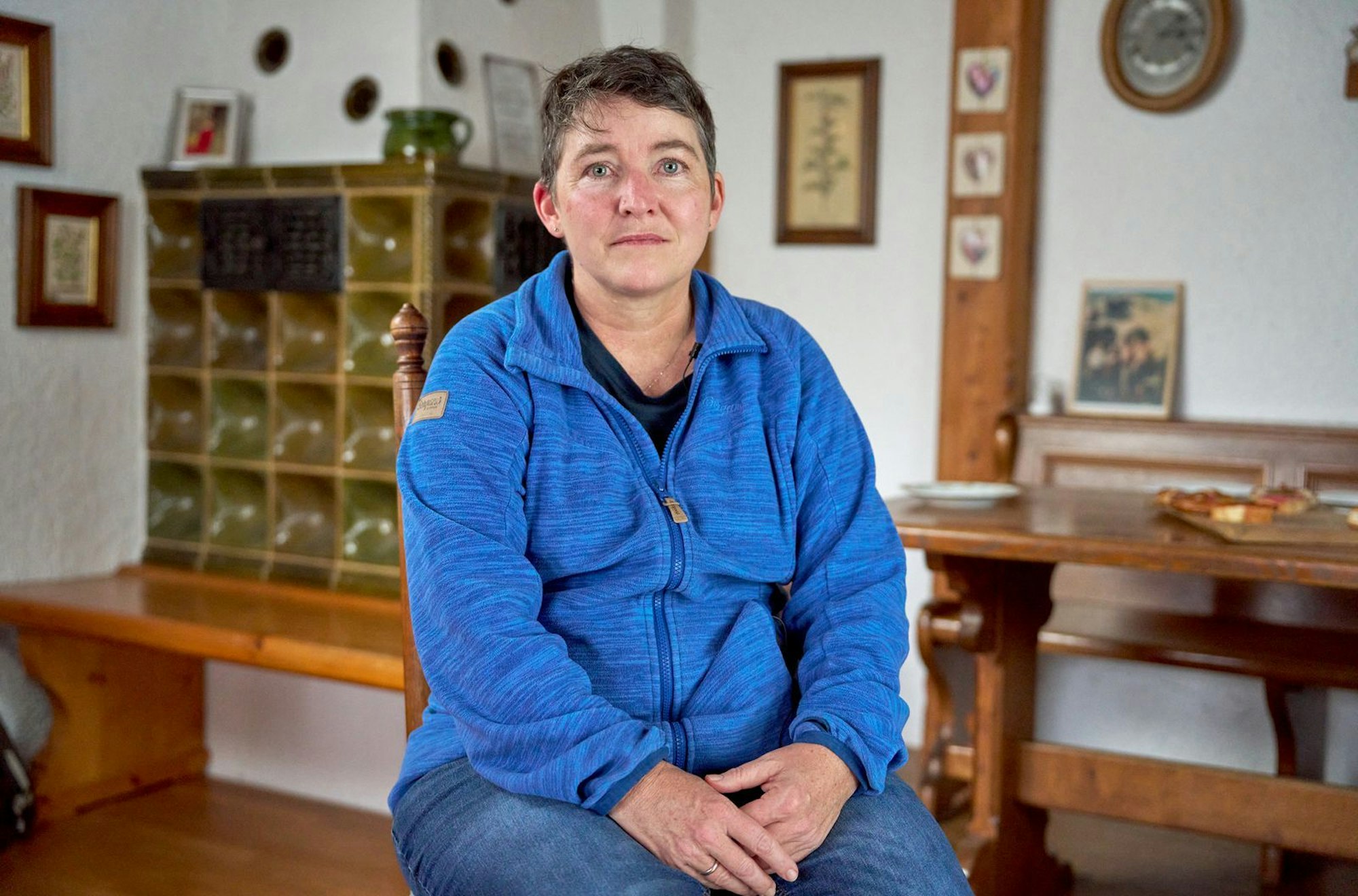 Iris T. erinnert sich noch genau an den Tag, als ihr Sohn festgenommen wurde: „Dann steht man erstmal da und denkt sich, man ist im falschen Film.“ (Bild: NDR/Thomas Bresinsky)