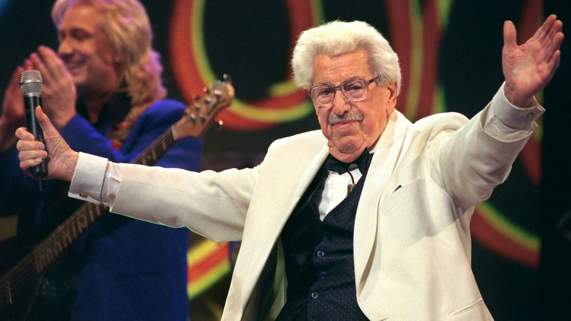 Willy Millowitsch dirigiert während seiner Gesangseinlage die Gäste eines Gala-Abends in der KölnArena.