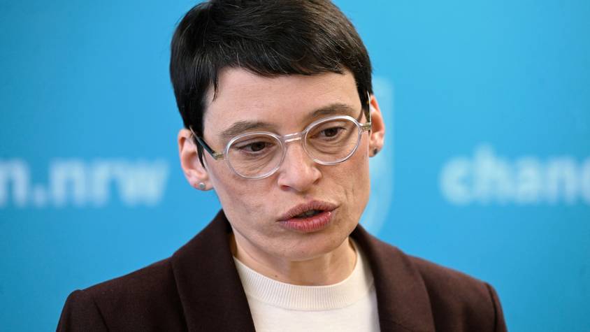 Josefine Paul (Bündnis 90/Die Grünen) Ministerin für Integrations in Nordrhein-Westfalen, erklärt in ihrem Ministerium ihren Rücktritt.