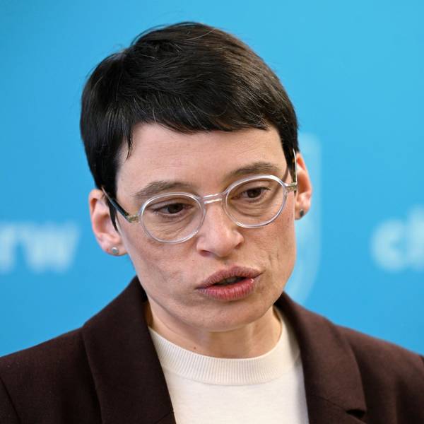 Josefine Paul (Bündnis 90/Die Grünen) Ministerin für Integrations in Nordrhein-Westfalen, erklärt in ihrem Ministerium ihren Rücktritt.