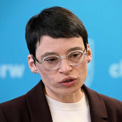 Josefine Paul (Bündnis 90/Die Grünen) Ministerin für Integrations in Nordrhein-Westfalen, erklärt in ihrem Ministerium ihren Rücktritt.