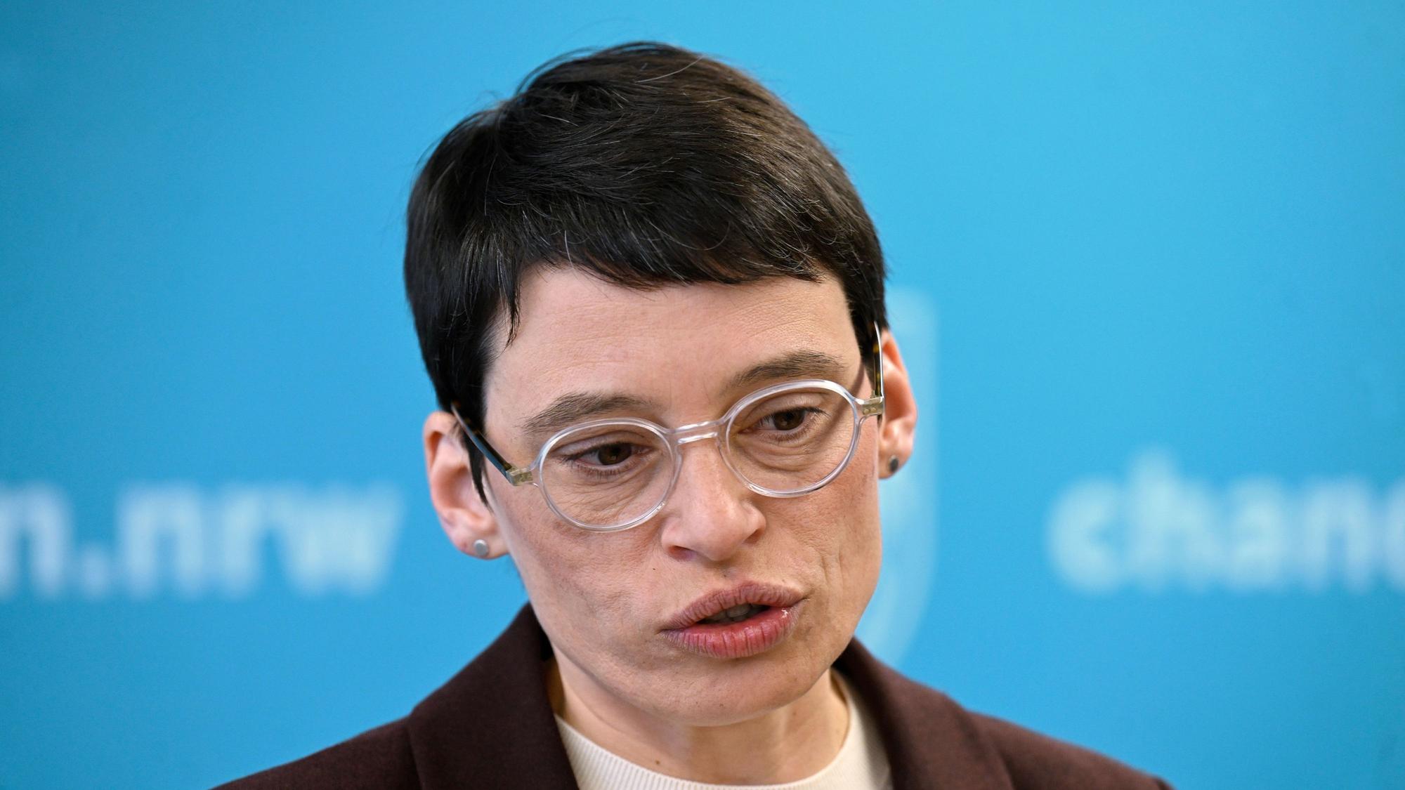 Josefine Paul (Bündnis 90/Die Grünen) Ministerin für Integrations in Nordrhein-Westfalen, erklärt in ihrem Ministerium ihren Rücktritt.