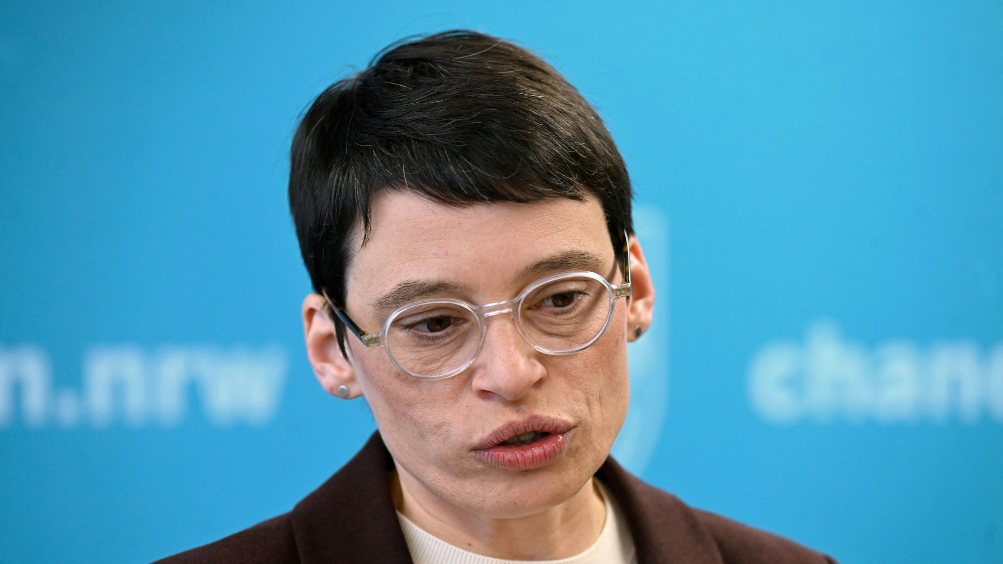 Josefine Paul (Bündnis 90/Die Grünen) Ministerin für Integrations in Nordrhein-Westfalen, erklärt in ihrem Ministerium ihren Rücktritt.