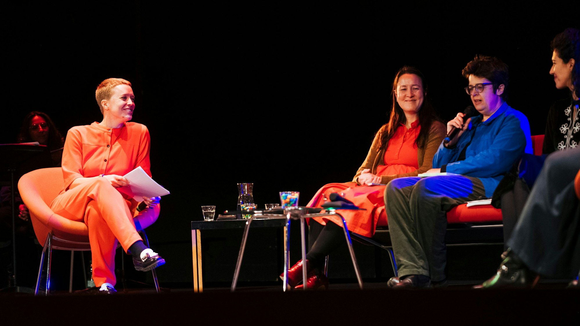 Moderatorin und Kuratorin Rike Scheffler im Gespräch mit ihren internationalen Gästen beim Auftakt der Poetica 11 in der Kölner Universität