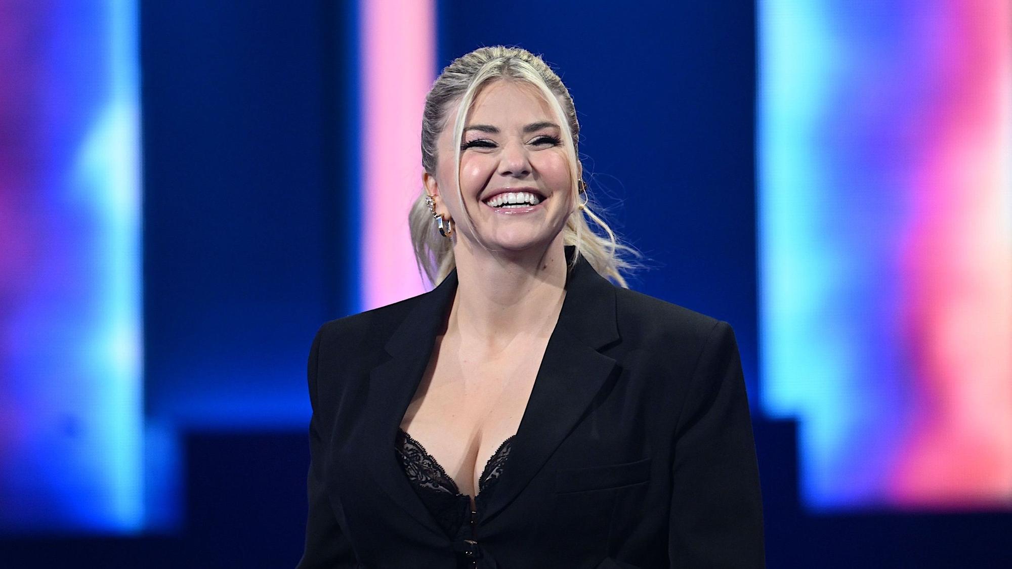 Die Sängerin Beatrice Egli steht vor der Aufzeichnung zu der Sendung „Die Beatrice Egli Show“ im Studio.