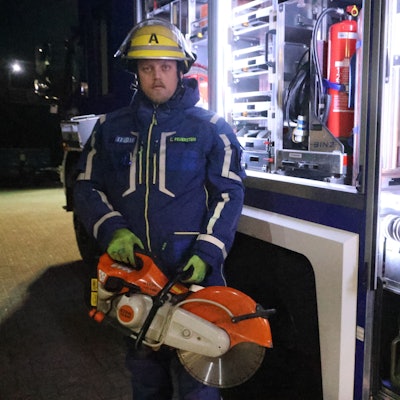 Cassian Feuerstein, Gruppenleiter beim Ortsverband Waldbröl des Technischen Hilfswerks, führt einen Trennschleifer vor. Dieser ist an Bord des Gerätekraftwagens zu finden.