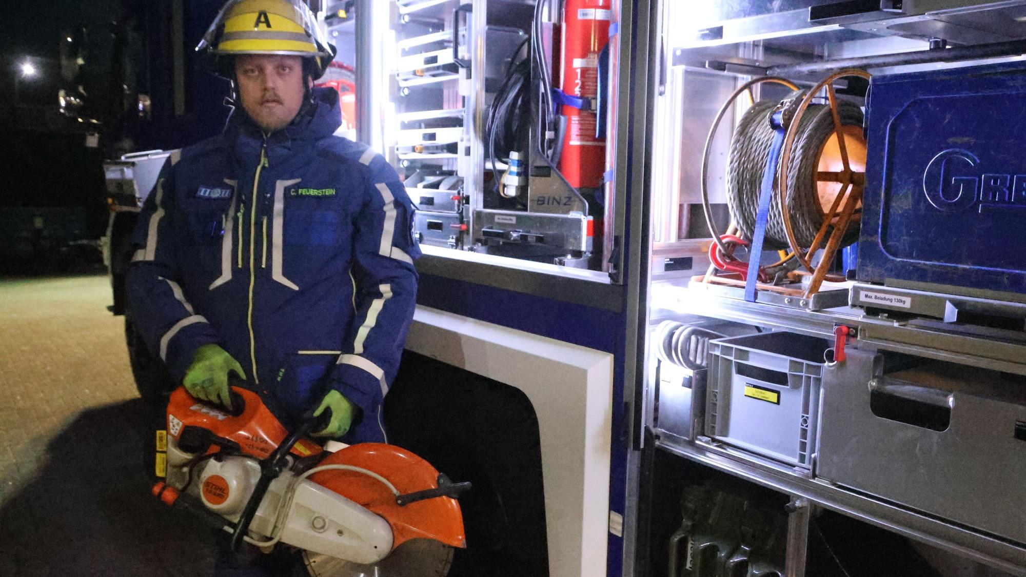 Cassian Feuerstein, Gruppenleiter beim Ortsverband Waldbröl des Technischen Hilfswerks, führt einen Trennschleifer vor. Dieser ist an Bord des Gerätekraftwagens zu finden.