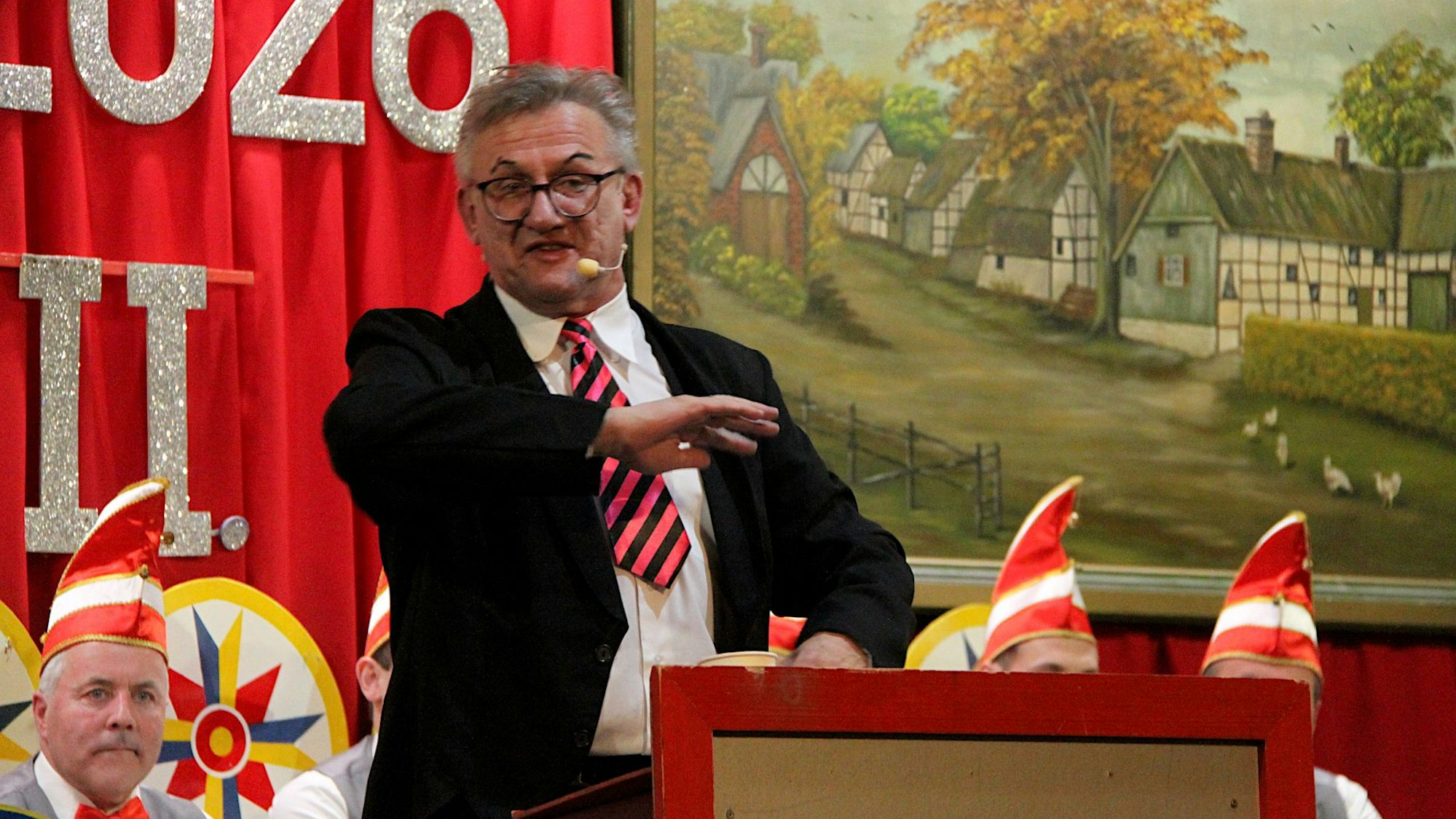 Michalski redet gestikulierend, hinter ihm sitzen Mitglieder des Elferrates.