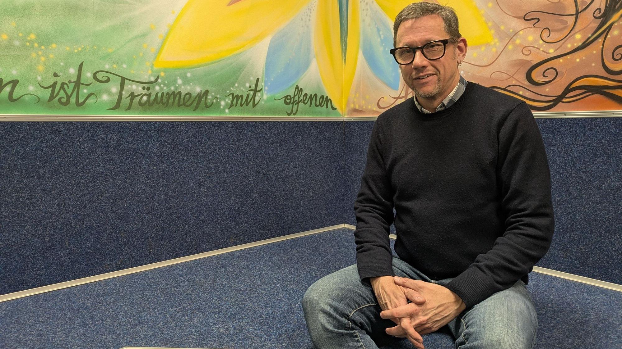 Kai Vrancken in der Leseecke der Bibliothek des Gymnasiums