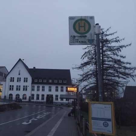 Der zentrale Busbahnhof am Antoniusplatz in Neunkirchen soll eine WC-Anlage bekommen.