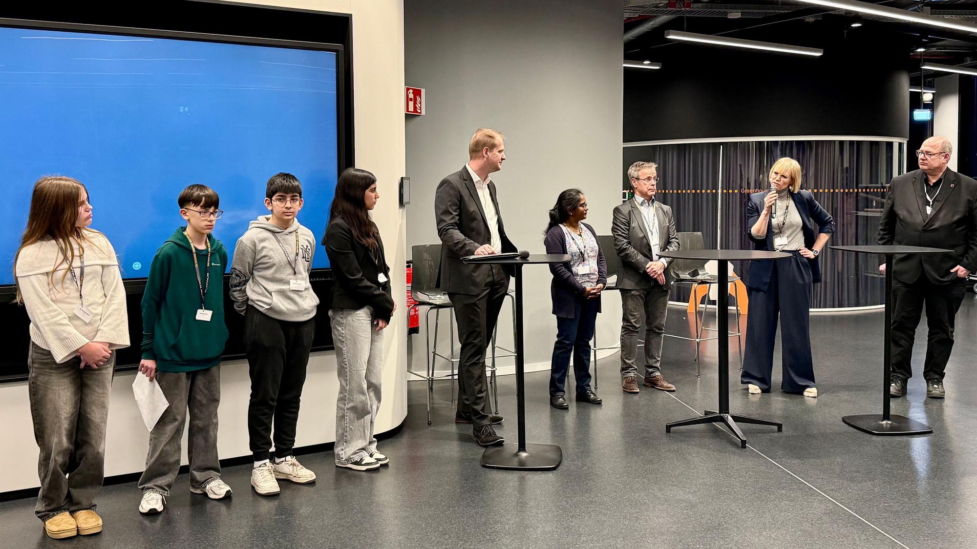 Das Podium bei der ersten Präsentation des „lev_creation_lab“