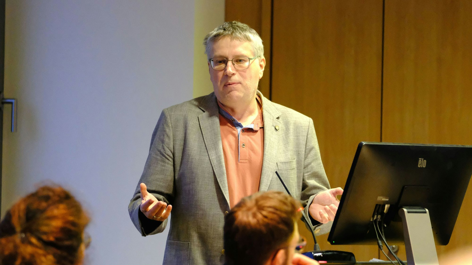 Kämmerer Stefan Mannz bei seiner Rede vor den Ratsmitgliedern.