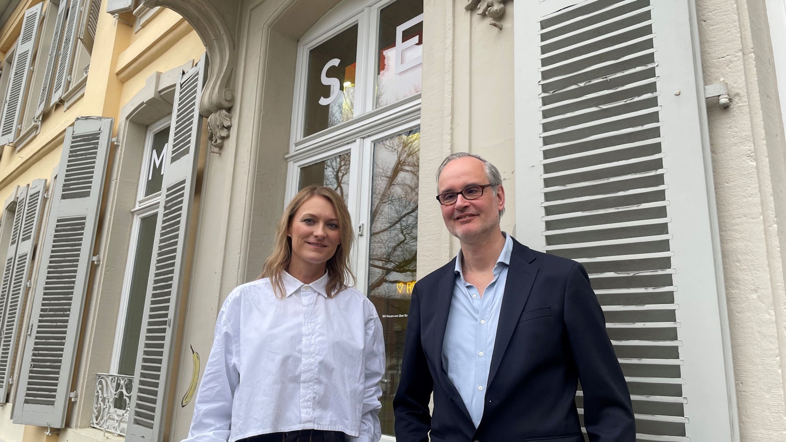 Dr. Thekla Zell und Dr. Fritz Emslander vor dem Museumseingang.