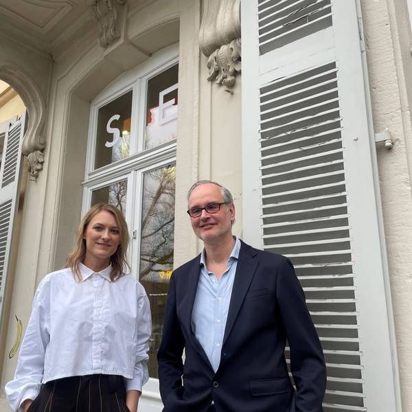 Dr. Thekla Zell und Dr. Fritz Emslander vor dem Museumseingang.