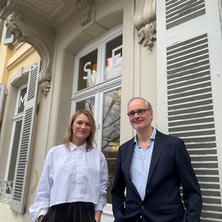 Dr. Thekla Zell und Dr. Fritz Emslander vor dem Museumseingang.