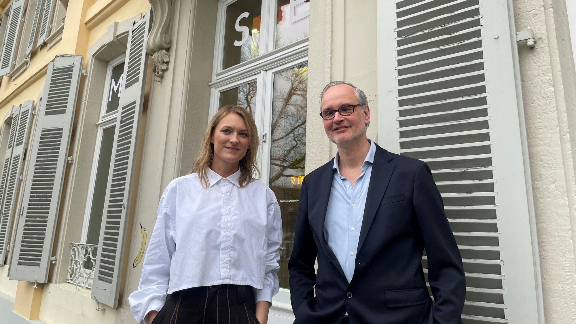 Dr. Thekla Zell und Dr. Fritz Emslander vor dem Museumseingang.