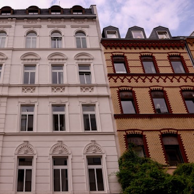 Altbauten stehen in der Merowingerstraße in der Kölner Südstadt.