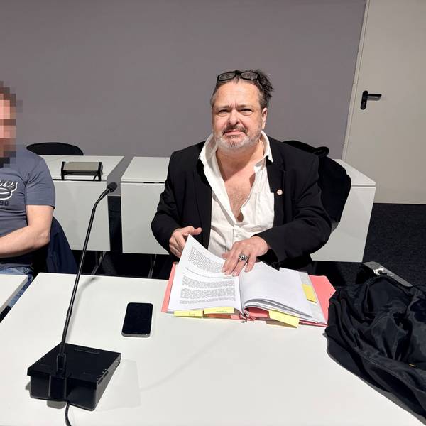 Der Angeklagte (l.) mit seinem Verteidiger Claus Eßer beim ersten Prozess im Kölner Amtsgericht