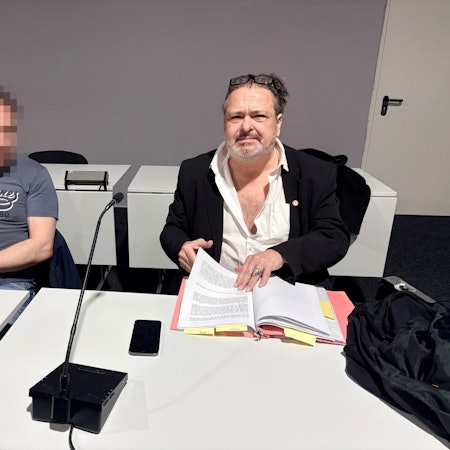 Der Angeklagte mit seinem Verteidiger Claus Eßer beim Prozess im Kölner Amtsgericht