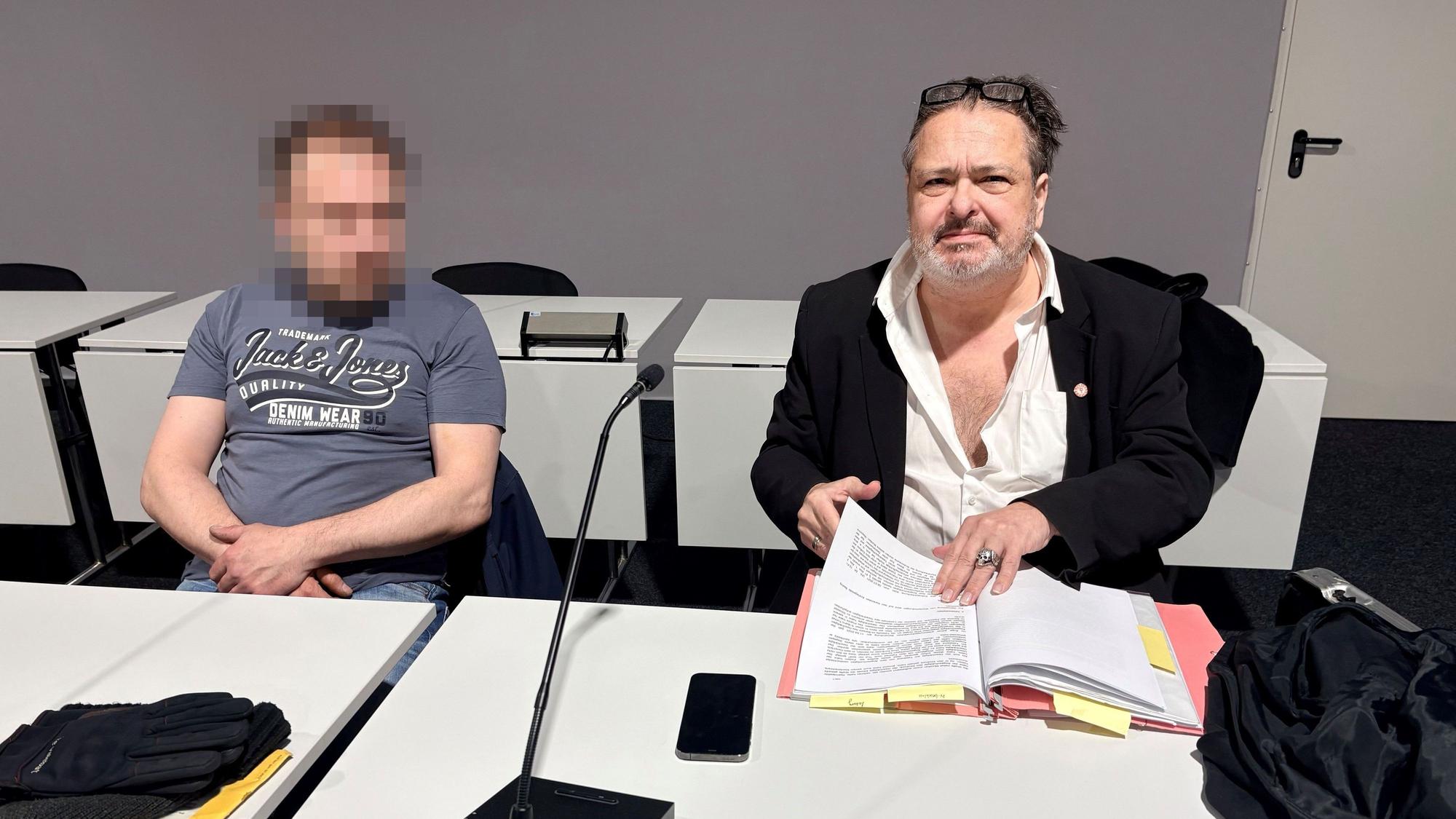 Der Angeklagte (l.) mit seinem Verteidiger Claus Eßer beim ersten Prozess im Kölner Amtsgericht
