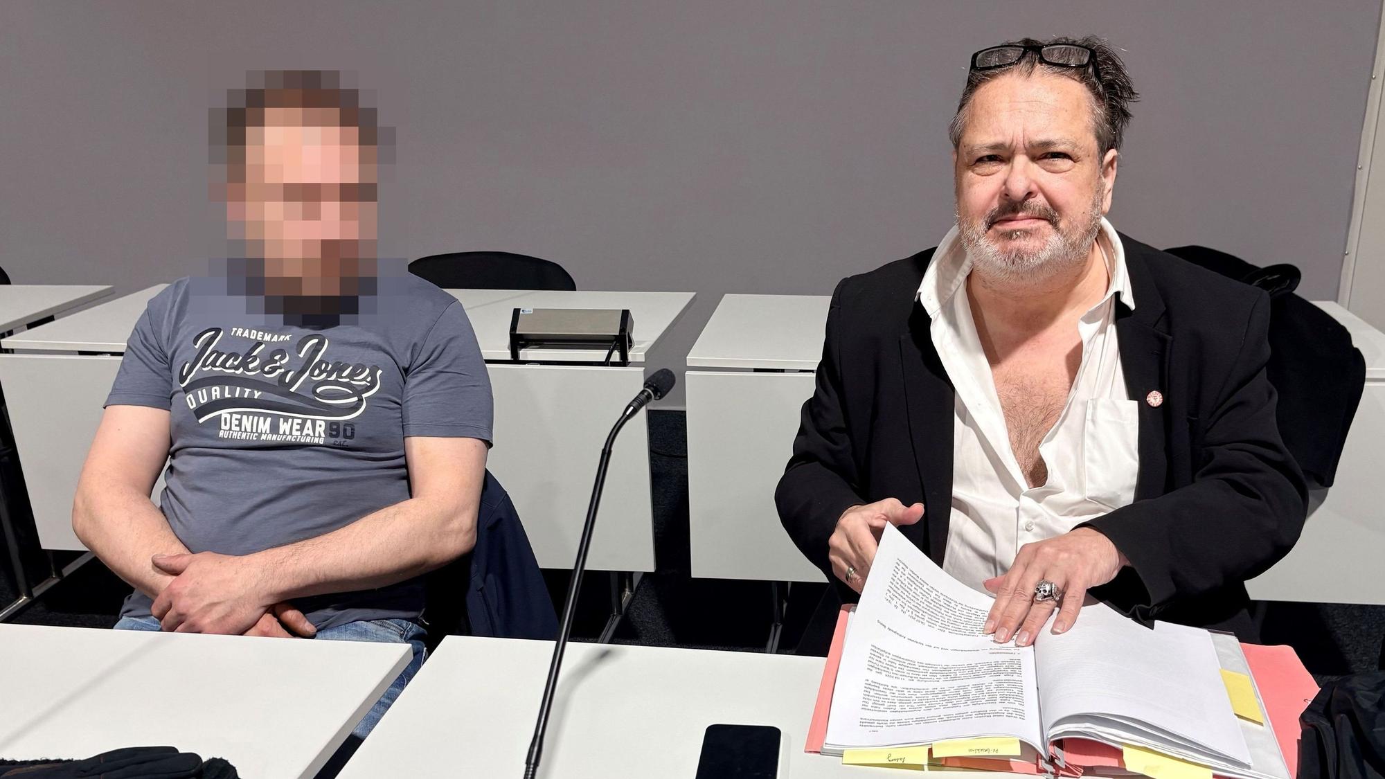 Der Angeklagte mit seinem Verteidiger Claus Eßer beim Prozess im Kölner Amtsgericht